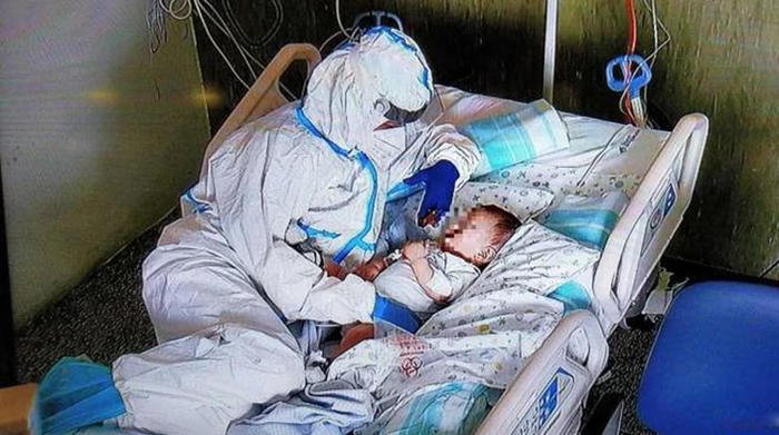L’infermiera che coccola il bimbo ricoverato: la foto simbolo