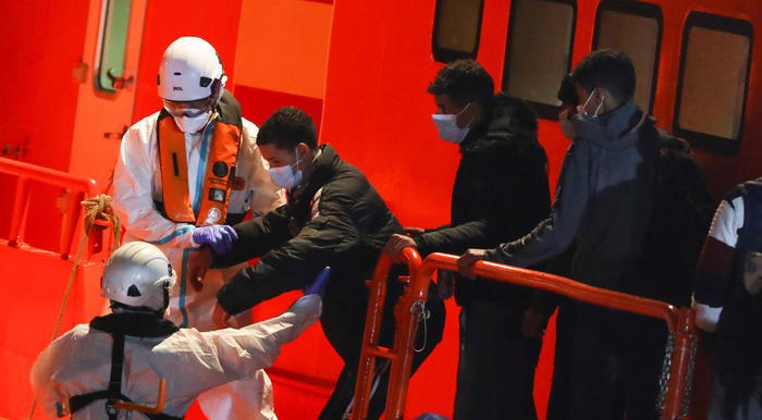 Migranti: due morti e 9 dispersi al largo della Spagna