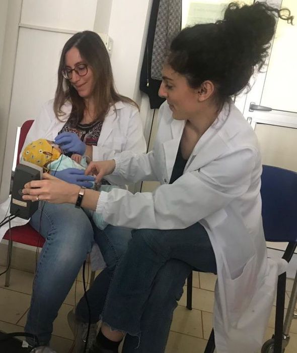 Neonati riconoscono loro corpo a poche ore dalla nascita