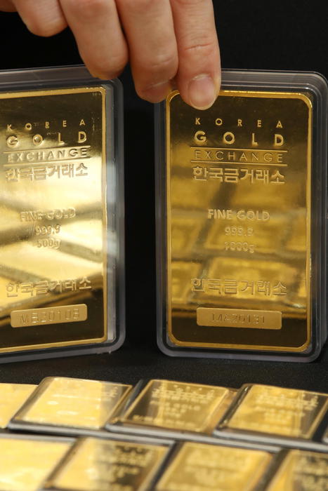Oro: lieve calo a 1724 dollari