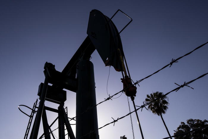 Petrolio: prezzo scende a 65,5 dollari al barile