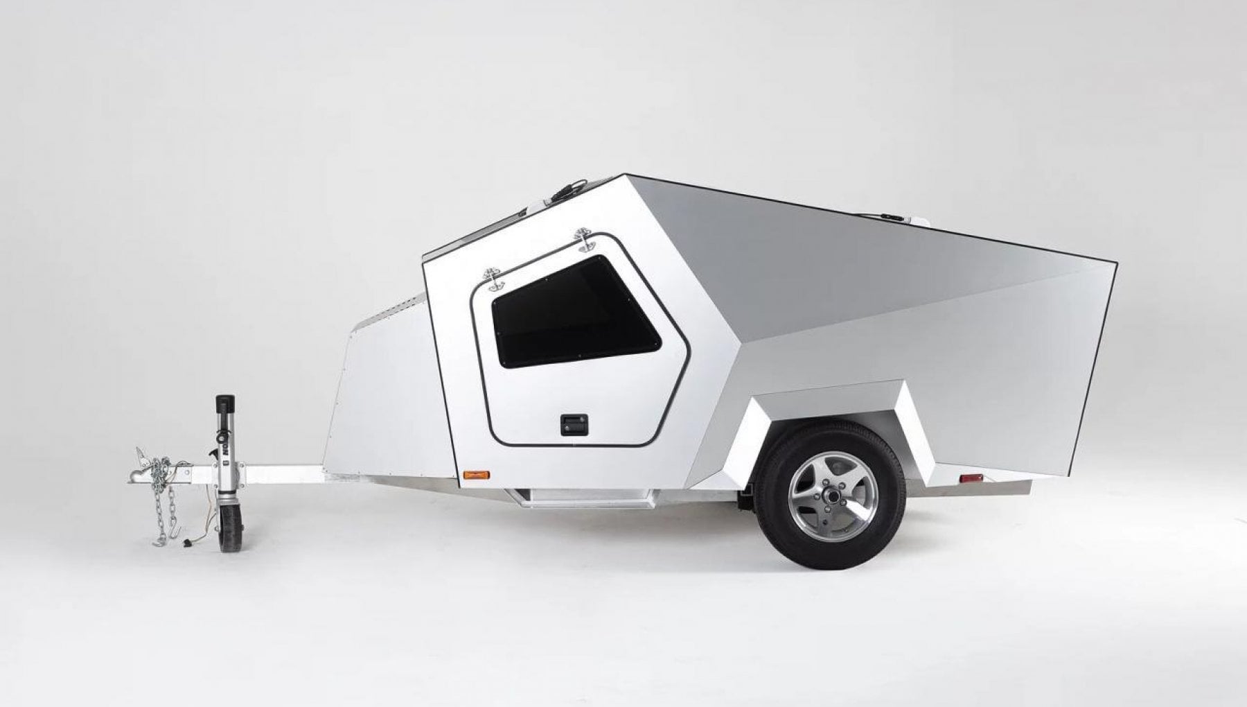 Polydrop, la roulotte futurista per auto elettriche con sei giorni di autonomia