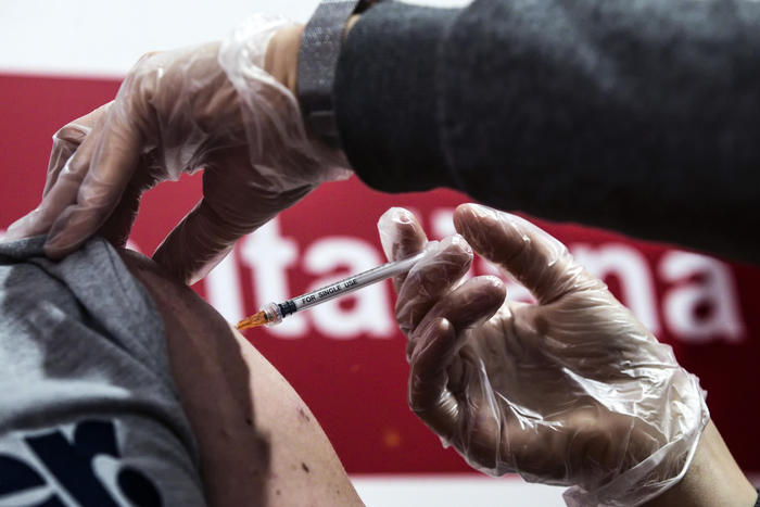 Prof rinunciano ad Astrazeneca, Treviso vaccina giornalisti