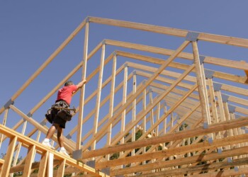 Profitti di Persimmon in calo nel 2020 causa interruzioni del COVID-19