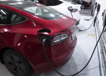 Scossa al mercato: nel 2040 in vendita solo auto elettriche