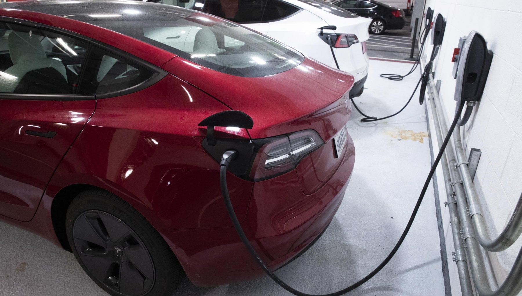 Scossa al mercato: nel 2040 in vendita solo auto elettriche