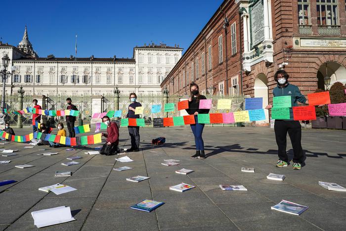 Scuola: 95 tesi contro la dad in piazza, flash mob a Torino