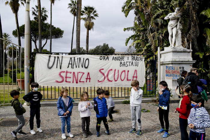 Scuola: da domani 7 milioni di studenti a casa, 8 su 10