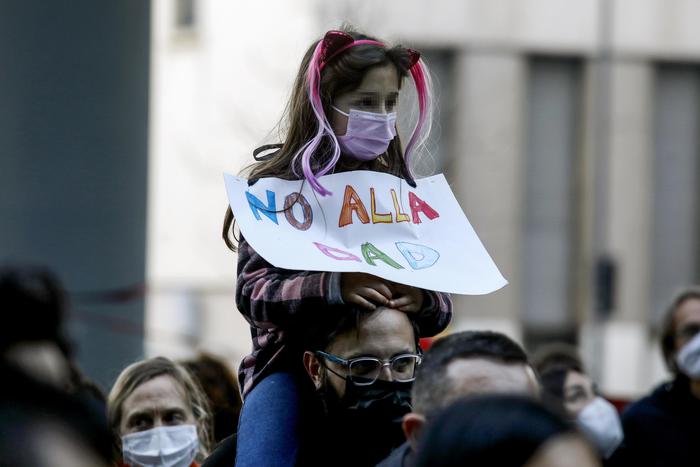 Scuola: torna la Dad, 8 studenti su 10 da oggi a casa