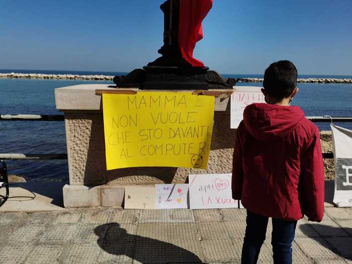 Scuola:protesta genitori e bambini a Bari,’si torni in aula’