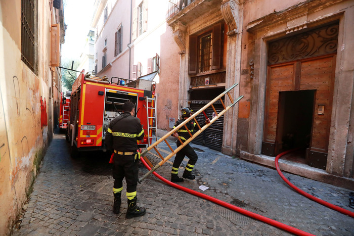 Si getta da casa in fiamme a Campo de’ Fiori, morta donna