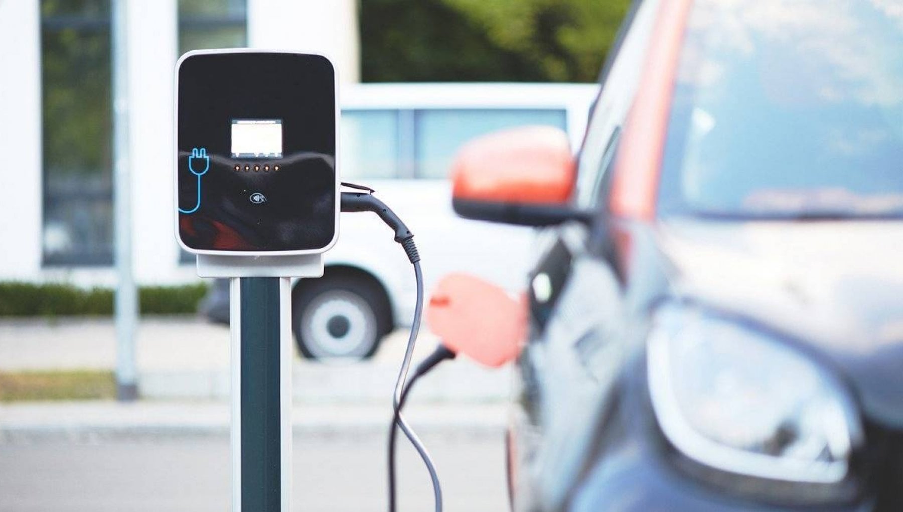 Sorpresa Italia, le vendite di auto elettrificate sorpassano quelle a benzina