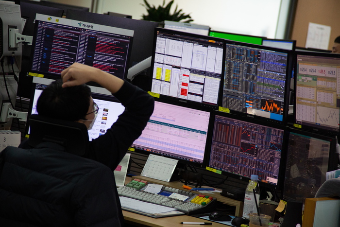 Spread Btp-Bund apre stabile a 99 punti base