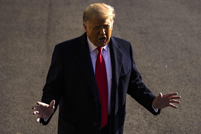 Trump attacca i social, ‘punirli se silenziano conservatori’