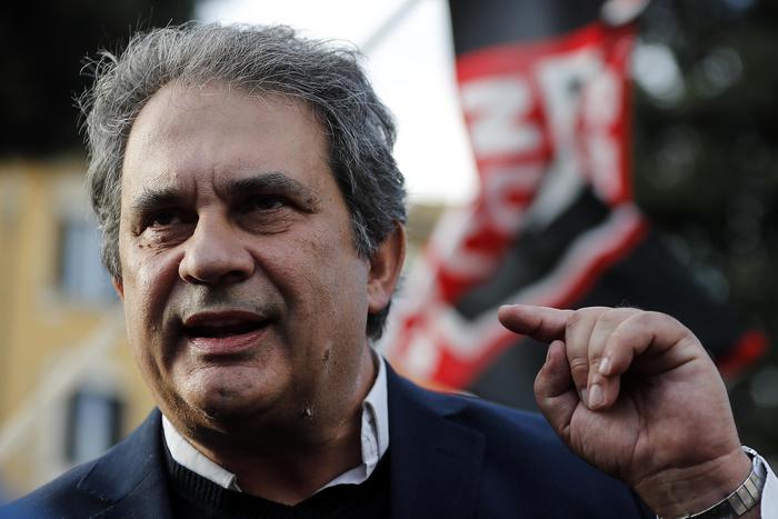 Twitter blocca gli account di Forza Nuova e di Roberto Fiore