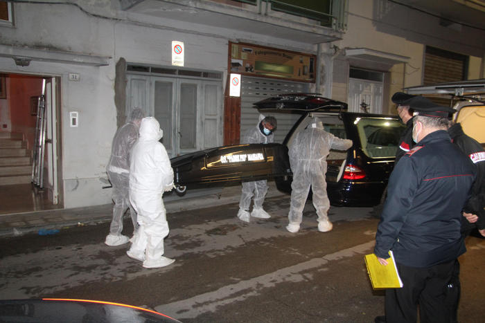 Uccide moglie e suocera, l’assassino si è suicidato