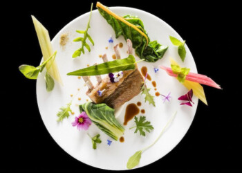 Sulle tracce dei pascoli d’alpeggio, Enrico Crippa racconta il piatto agnello al sapore di camomilla