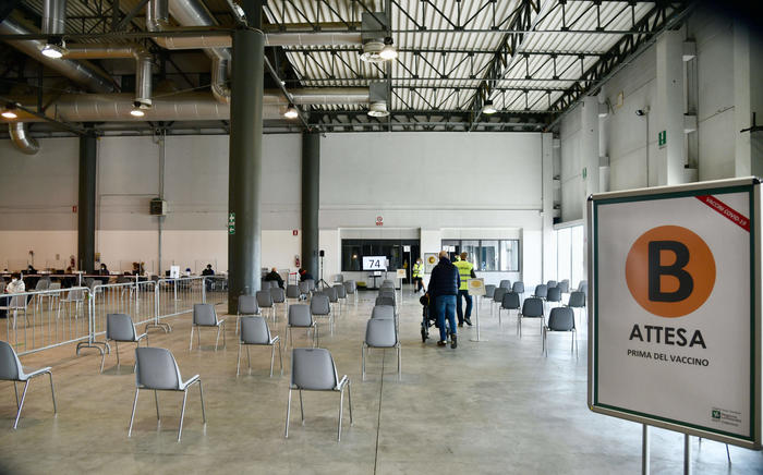 Vaccini Cremona, Fontana cambia i vertici di Aria