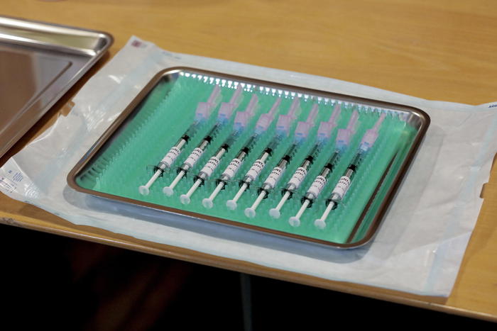 Vaccini: Portogallo approva AstraZeneca per gli over 65