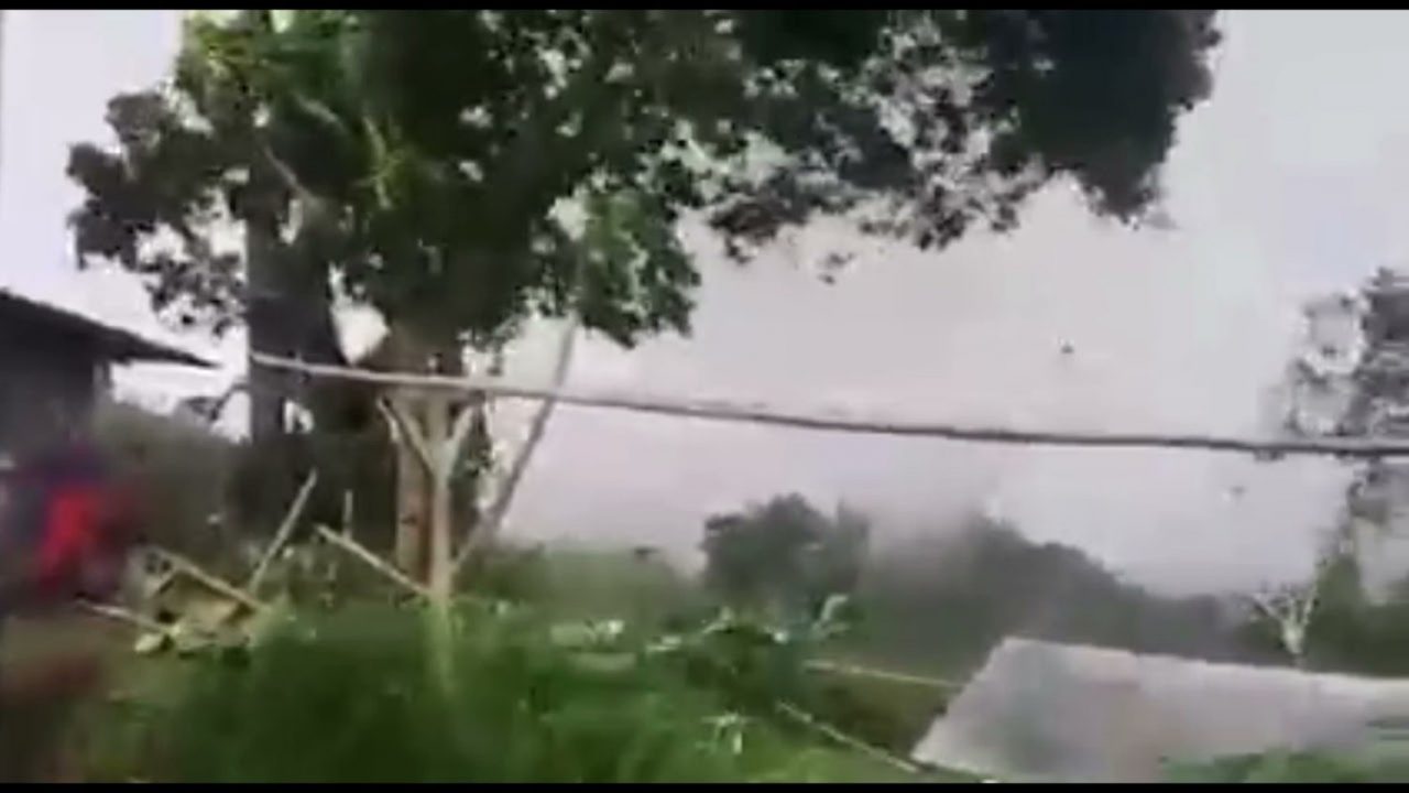 Un frammento del video del tornado in Indonesia