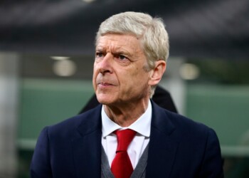 Wenger prepara la rivoluzione: rimesse laterali con i piedi