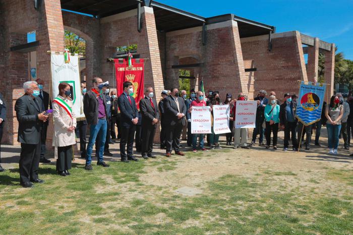 25 aprile: cartelli contro direttore Usr Marche a Potenza Picena