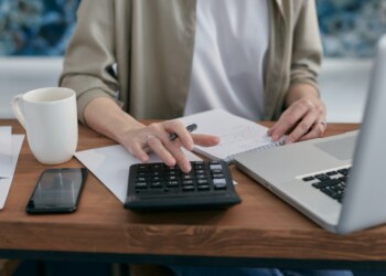 LA BOLLETTA E’ PIÙ SALATA PER GLI OVER 45 I GENITORI ITALIANI SPENDONO IN MEDIA IL 30% IN PIÙ DEI LORO FIGLI