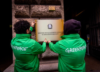 RECOVERY PLAN, ATTIVISTI DI GREENPEACE CAMBIANO I NOMI DEI MINISTERI: «IL PNRR DEL GOVERNO DRAGHI È UNA FINZIONE ECOLOGICA»