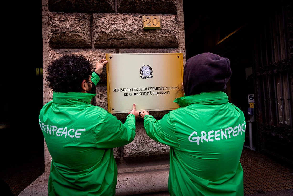 RECOVERY PLAN, ATTIVISTI DI GREENPEACE CAMBIANO I NOMI DEI MINISTERI: «IL PNRR DEL GOVERNO DRAGHI È UNA FINZIONE ECOLOGICA»