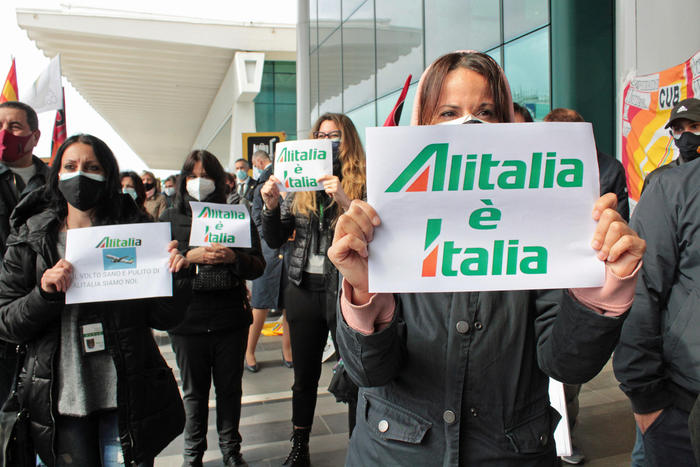 Alitalia: circa 300 lavoratori in corteo a Fiumicino