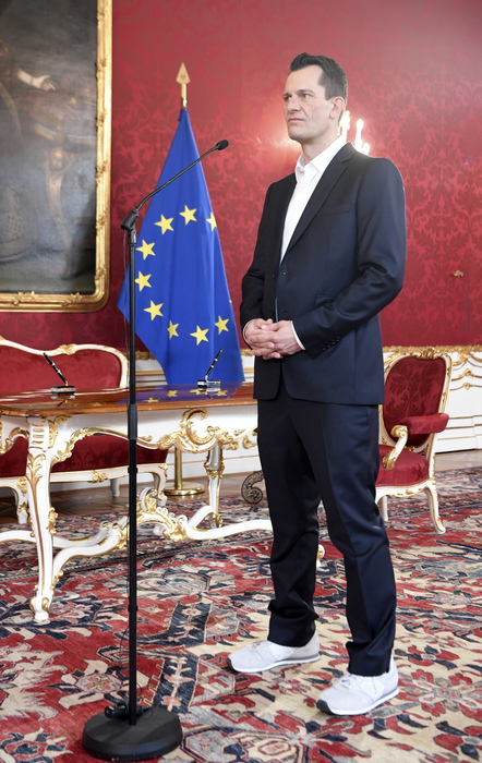 Austria: il ministro della Salute giura in scarpe da ginnastica