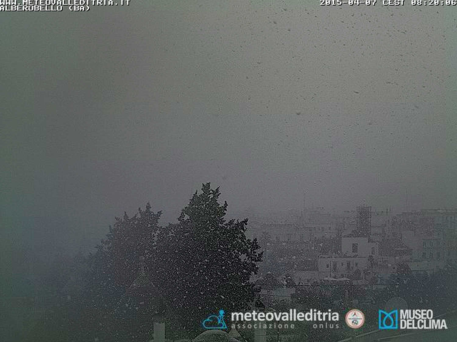 Neve a quote basse per il periodo in Puglia il 7 aprile 2015. L'immagine della bufera ad Alberobello. Fonte webcam meteovalleditria.it