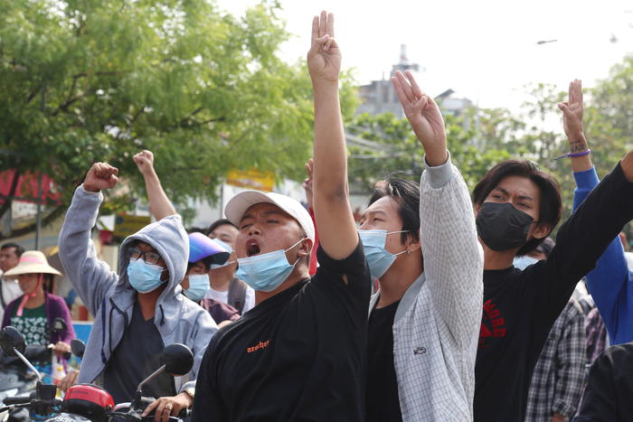 Birmania:esercito spara contro operatori sanitari,1 morto