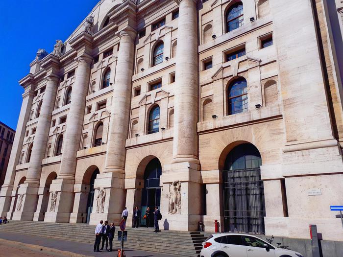 Borsa: Milano chiude debole (-0,19%), giù Tenaris, Cnh e Nexi