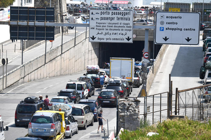 Cantieri autostrade: macchinario rotto, tilt traffico Genova