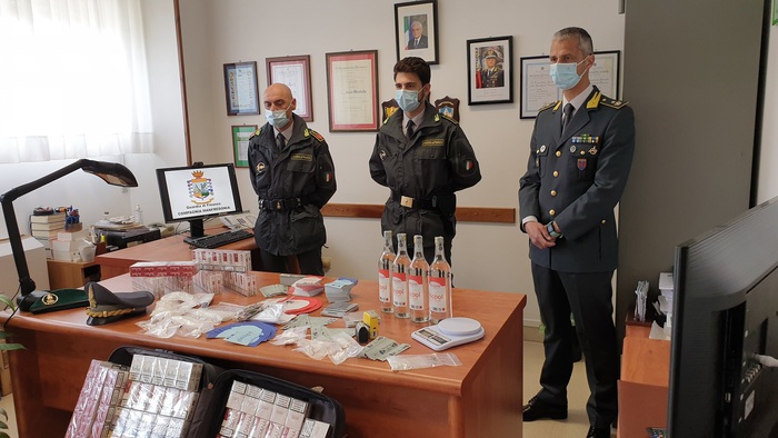 Contrabbando alcol e traffico droga, 7 arresti e 15 denunce