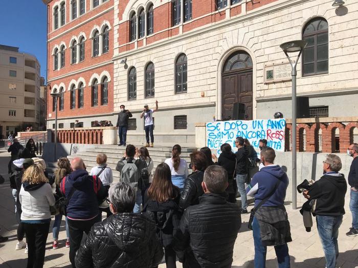 Covid: 200 in piazza Cagliari per riaprire bar e ristoranti