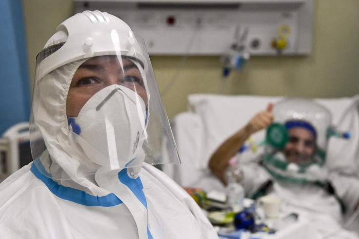 Covid: 429 morti, ma continua calo rianimazioni e ricoveri