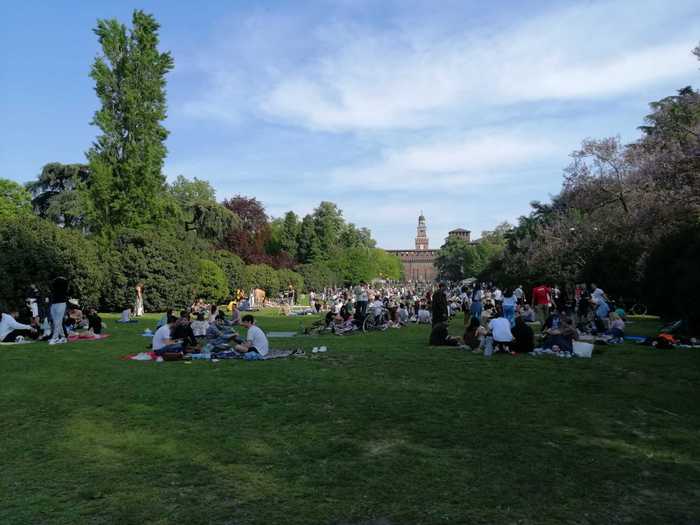 Covid: a Milano assalto ai parchi, per la tintarella