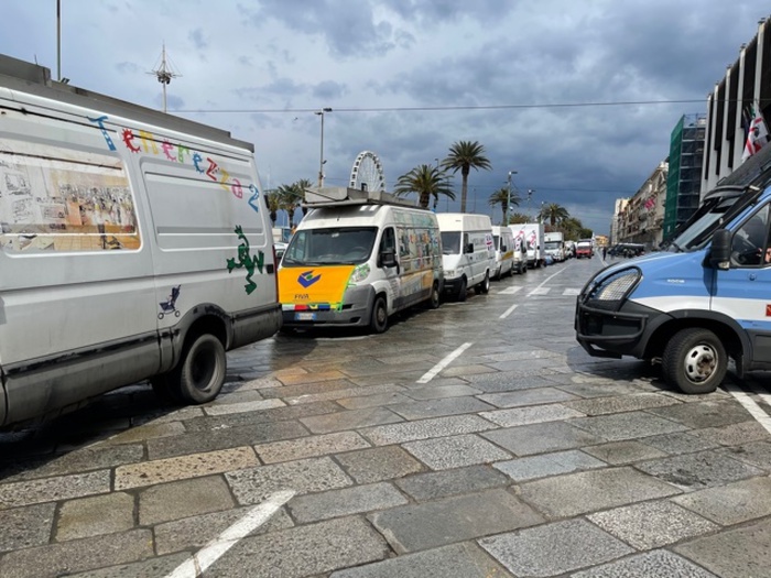 Covid: ambulanti bloccano centro Cagliari con 70 furgoni