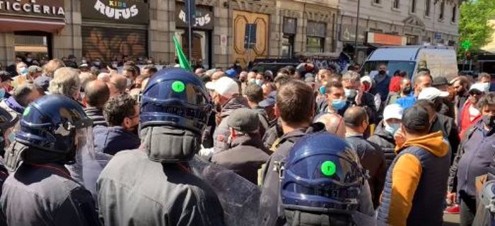 Covid: ambulanti in corteo a Milano arrivati dalla Prefettura