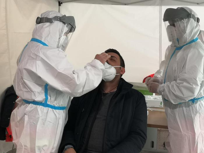 Covid: calo test e positivi, 358 morti. Su terapie intensive