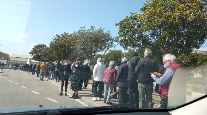 Covid: caos vaccini Sardegna, file e ritardi