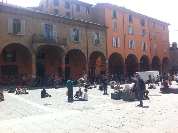 Covid: centinaia in strada nel cuore universitario Bologna