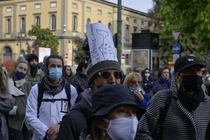 Covid: in centinaia in centro a Bergamo, pandemia è fesseria