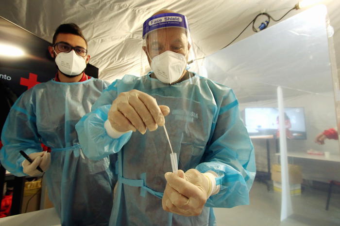 Covid: Italia oltre 4 milioni casi, calano morti e ricoveri
