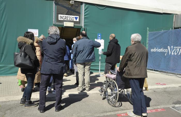 Covid: Regione Marche, 15.852 prime dosi persone 70-79 anni