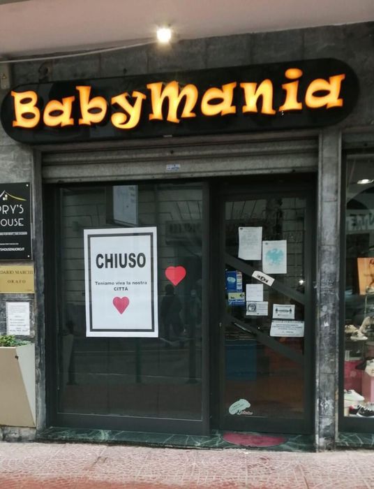 Covid: vetrine a lutto a Nuoro per la crisi da pandemia