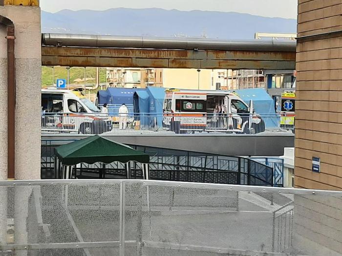 Covid:ambulanze in coda e 40 in attesa di un letto a Cosenza