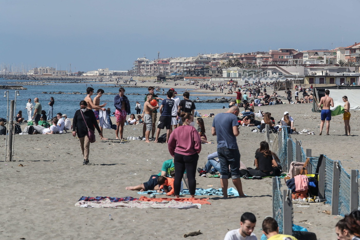 Covid:folla su litorale romano, bagni prima della zona rossa
